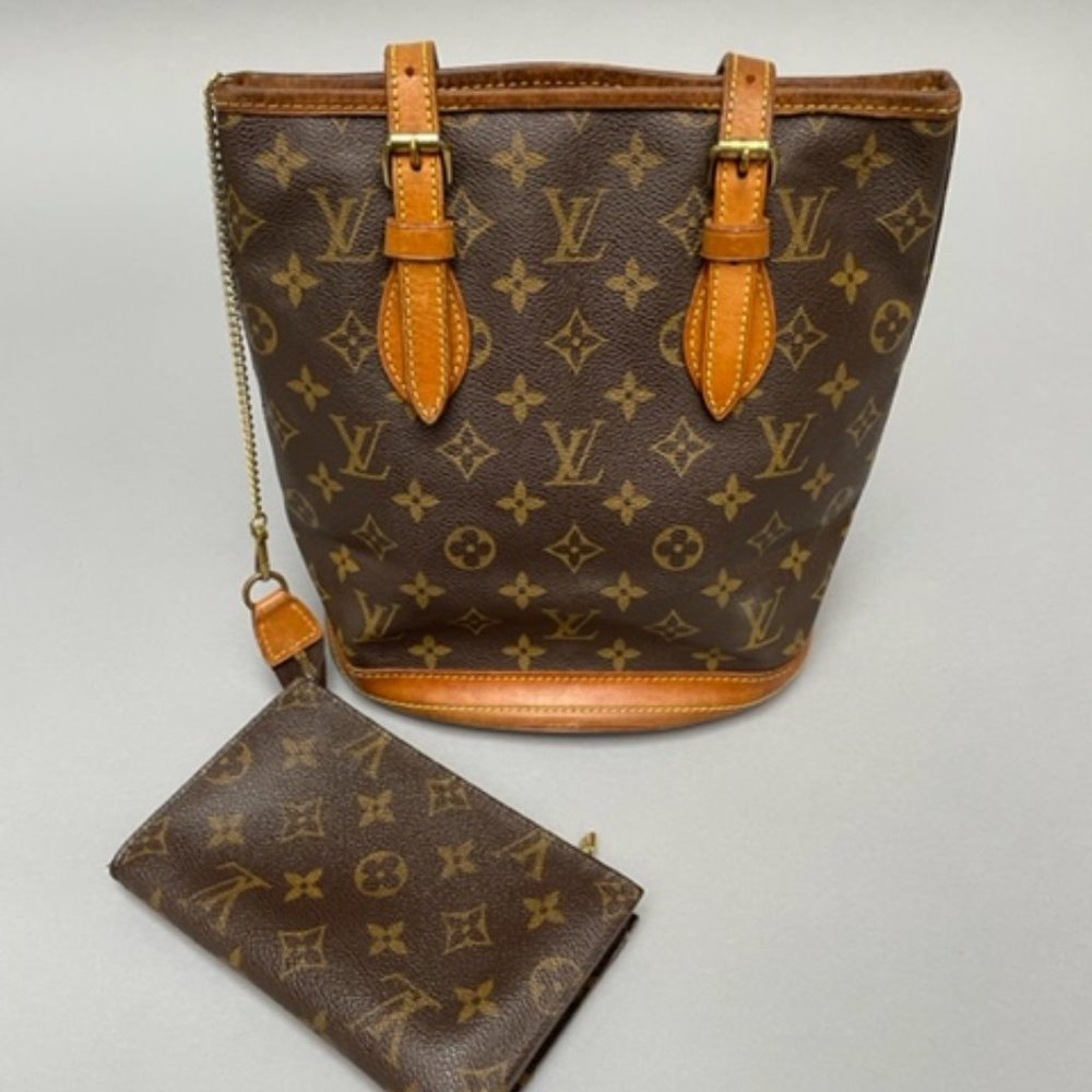 Louis Vuitton – Vintage Authentic LV Monogram Petit Leather Bucket Bag with cosm